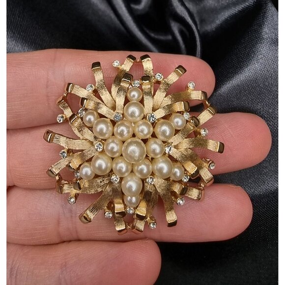 Vintage 1960s Trifari Gold-Tone Brooch W/ Faux Pearls & Rhinestones Brooch - Picture 4 of 5